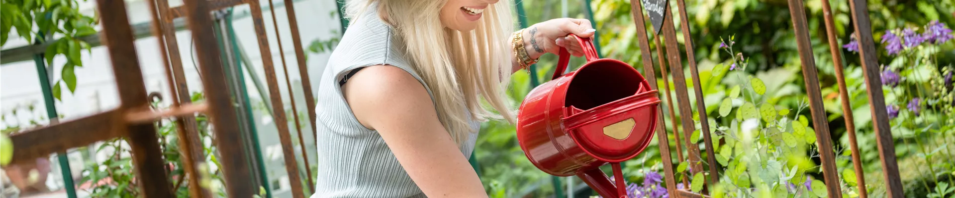 Blumen gießen im Garten