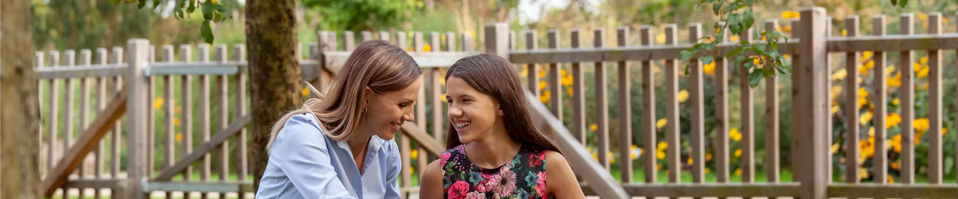 Apfel pflücken mit Mädchen
