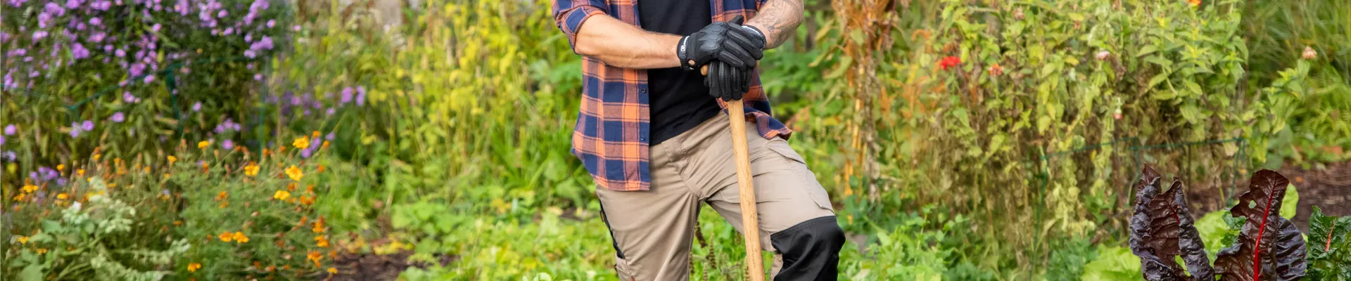 Gartengeräte - Mann mit Spaten Gartengeräte - Mann mit Spaten