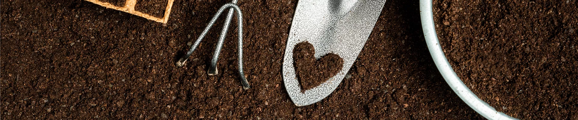 Gartengeräte mit Erde Gartengeräte mit Erde